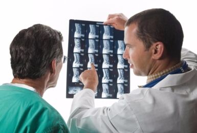Le médecin a l'air de la colonne vertébrale